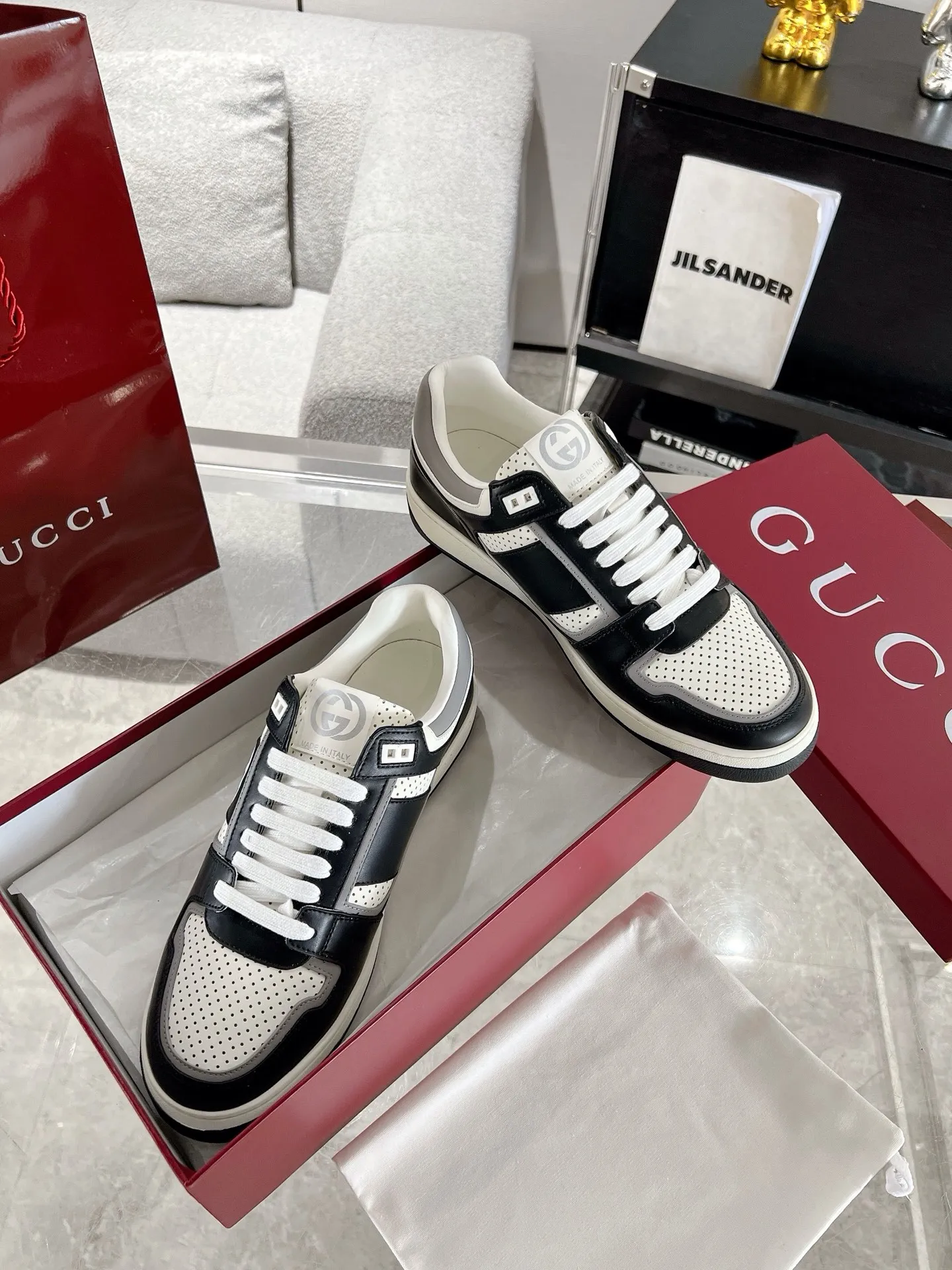 👟👟Ex-factory price 700👟👟 The latest casual sneakers for couples in white shoes❗️❗️ Original purchase, development and production. The sneakers are inspired by the classic sneakers of the 1970s, and the name is taken from the defensive movements in sports. This accessory is crafted from white leather, with an interlocking Double G stripe webbing embellished on the side, and the Gucci retro logo embellished on the shoe body. Original imported first-layer cowhide. Original custom-made soft sheepskin lining. Original open-molded TPU outsole. Bottom thickness: 2.5CM. Size: 35-44 (45 is custom-made and cannot be returned or exchanged)